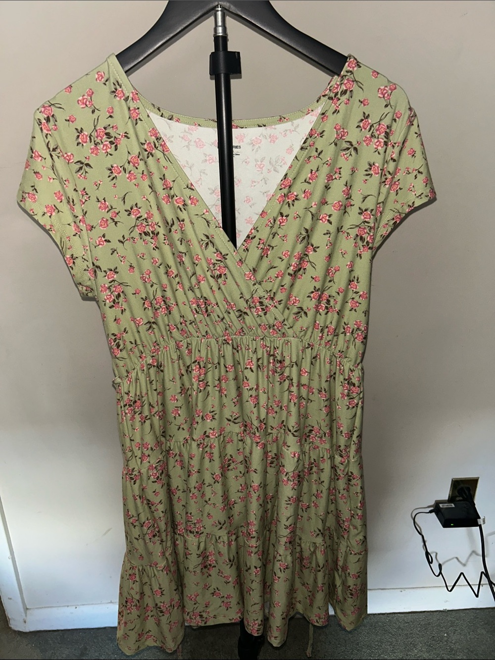 No Boundaries Green Floral Short Sleeve Dress with Pink Flowers. never worn.